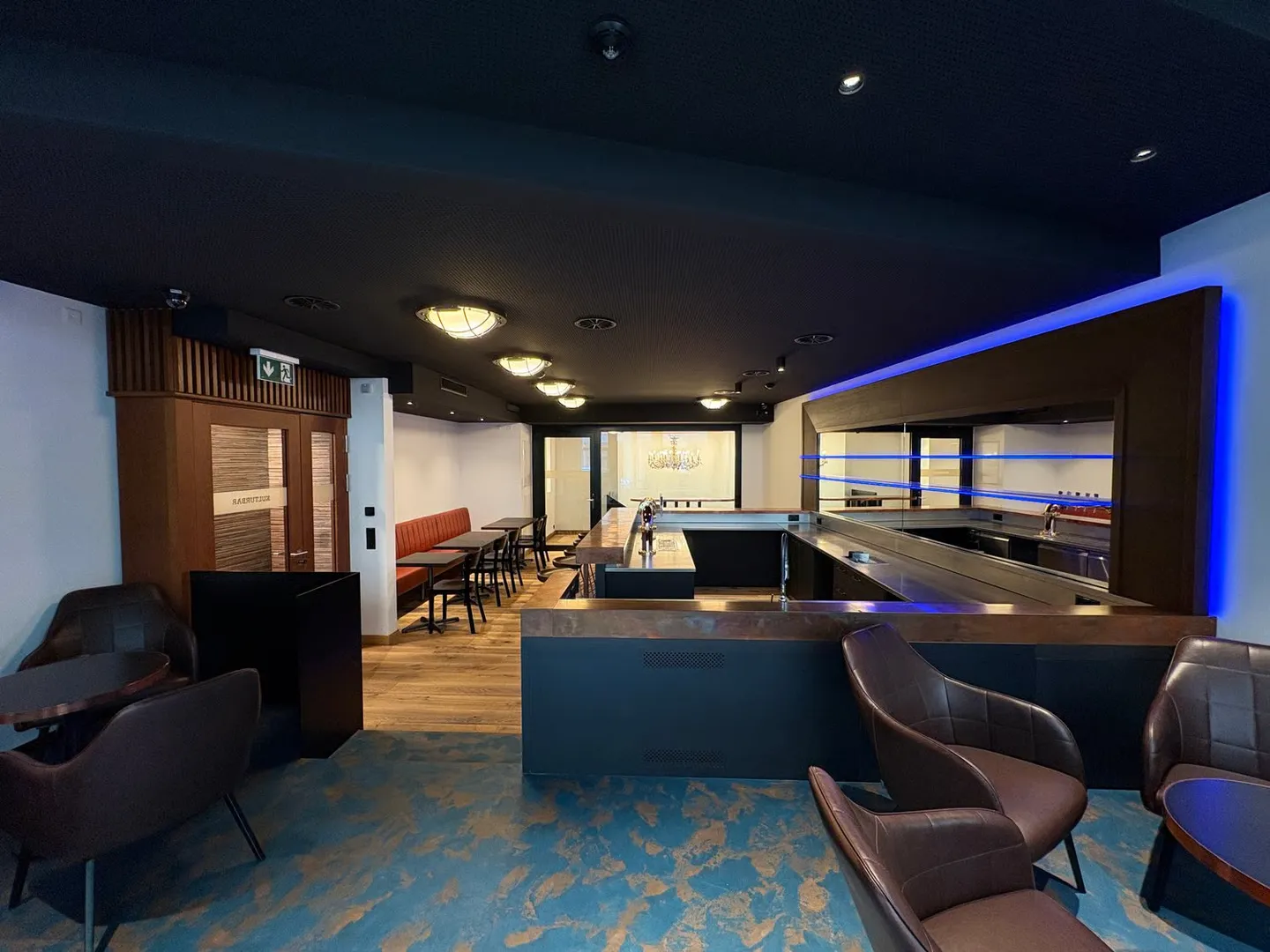 Nouveau bar magnifiquement meublé avec salle multifonctionnelle au centre d'Altdorf - Photo 5 sur 14