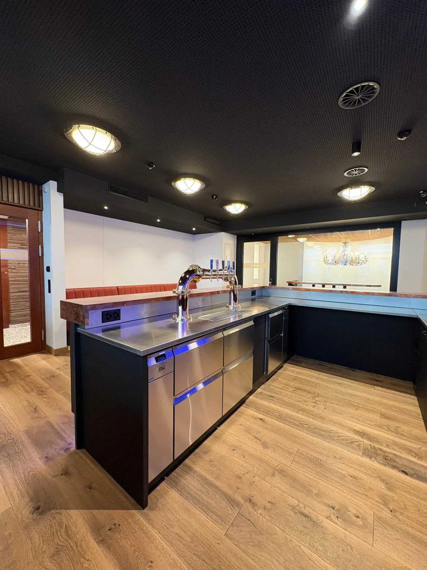 Nouveau bar magnifiquement meublé avec salle multifonctionnelle au centre d'Altdorf - Photo 6 sur 14