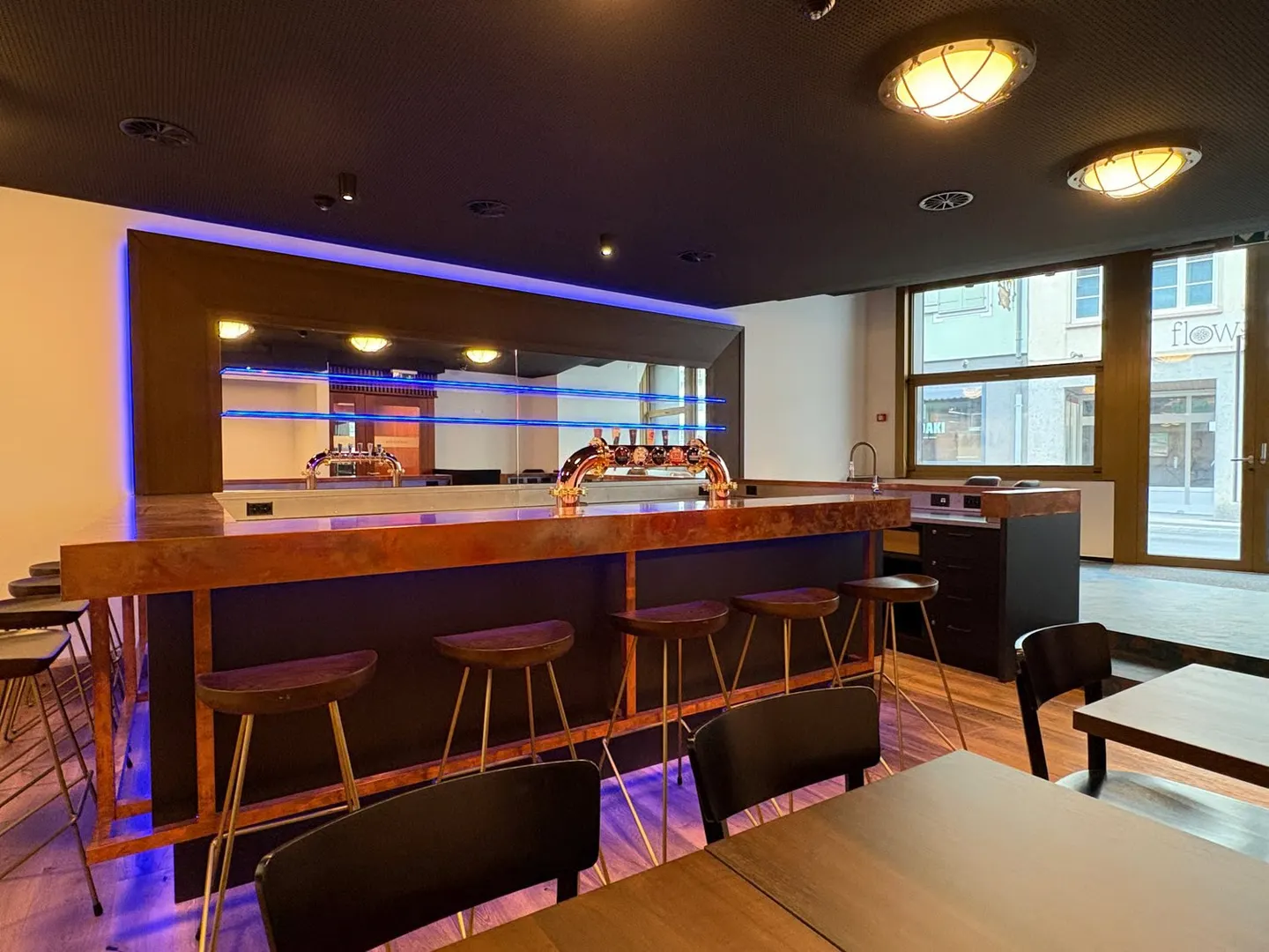 Nouveau bar magnifiquement meublé avec salle multifonctionnelle au centre d'Altdorf - Photo 7 sur 14