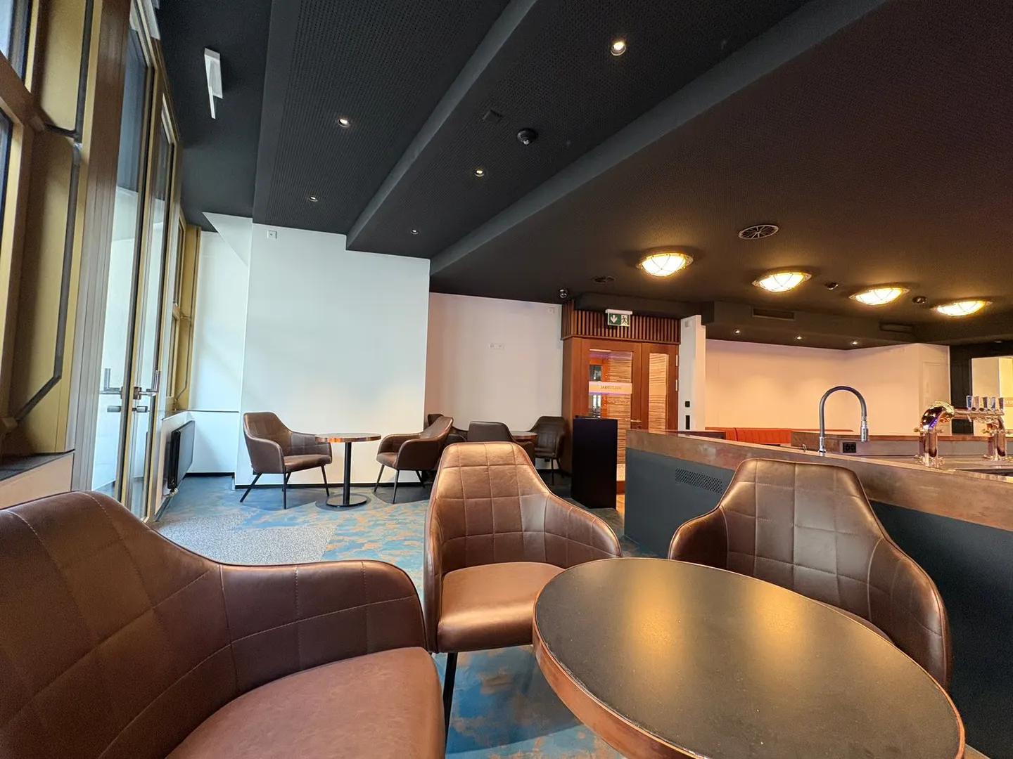 Nouveau bar magnifiquement meublé avec salle multifonctionnelle au centre d'Altdorf - Photo 8 sur 14