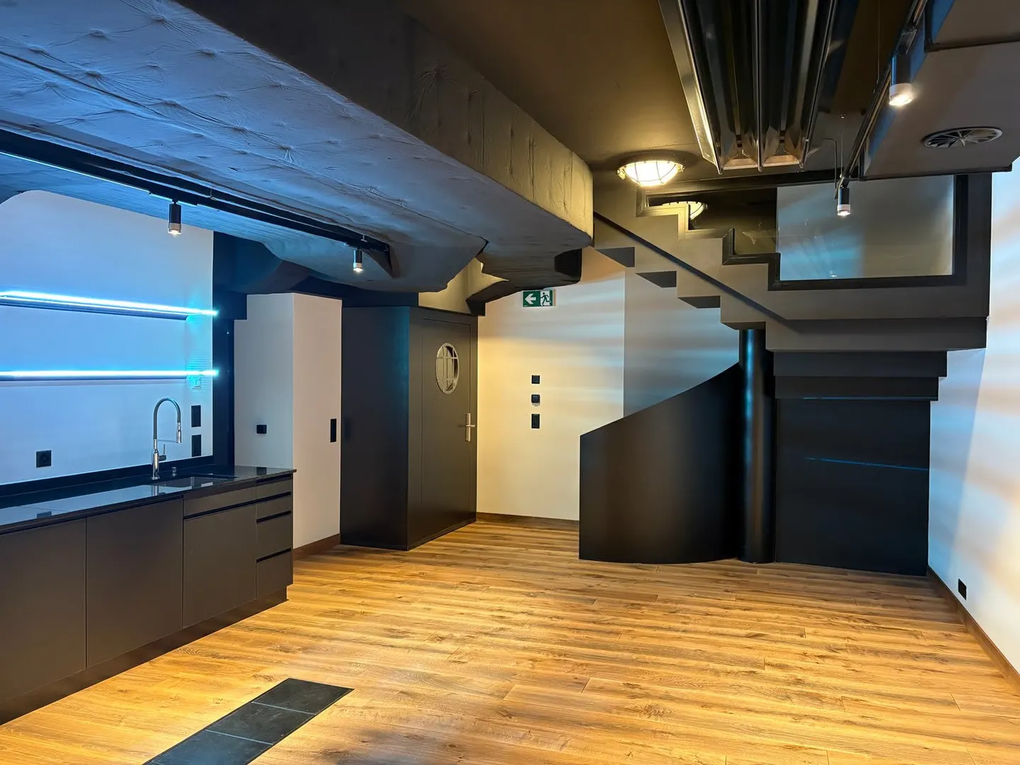 Nouveau bar magnifiquement meublé avec salle multifonctionnelle au centre d'Altdorf - Photo 12 sur 14