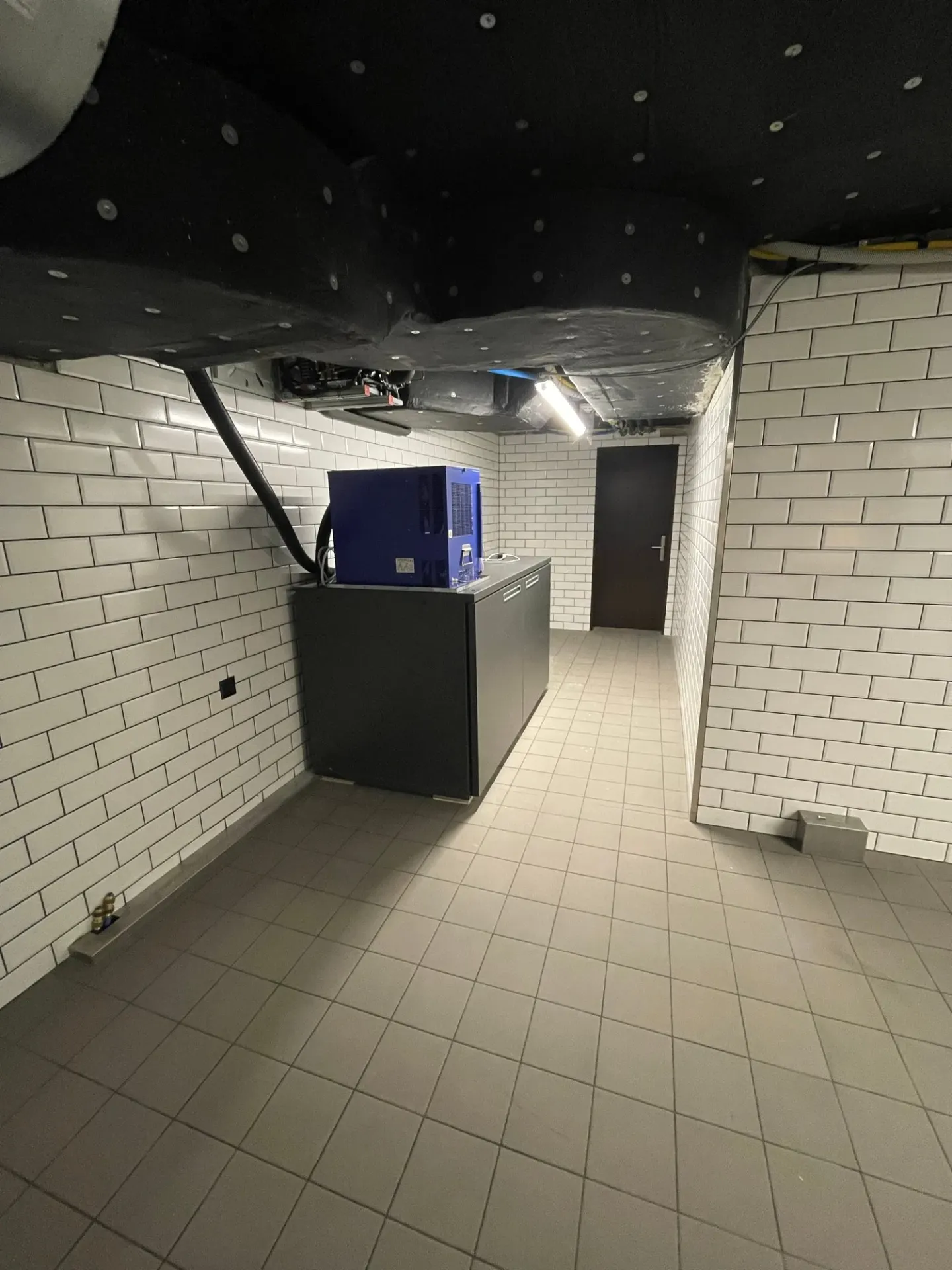 Nouveau bar magnifiquement meublé avec salle multifonctionnelle au centre d'Altdorf - Photo 14 sur 14