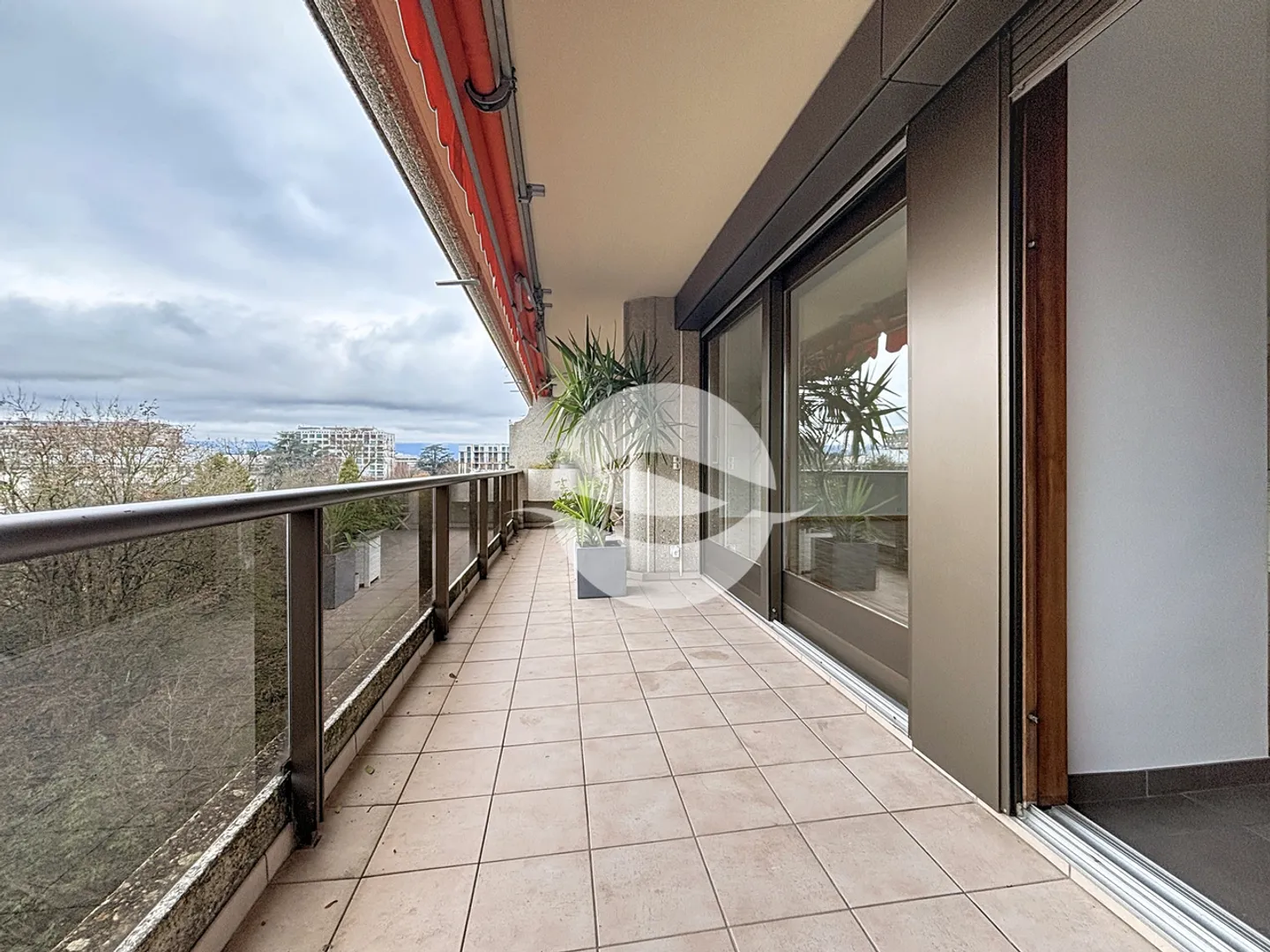 Appartamento 6 stanze fiorito e magnifico vicino a Ecolint - Foto 3 di 13