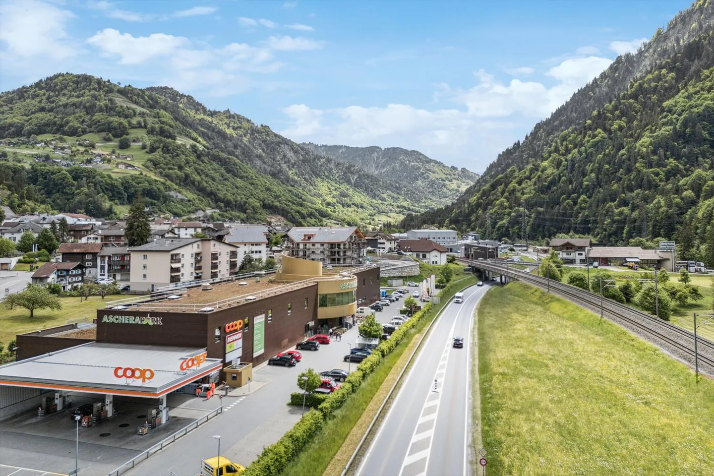 Locali con grande potenziale - Spazio di vendita/magazzino - Foto 1 di 6