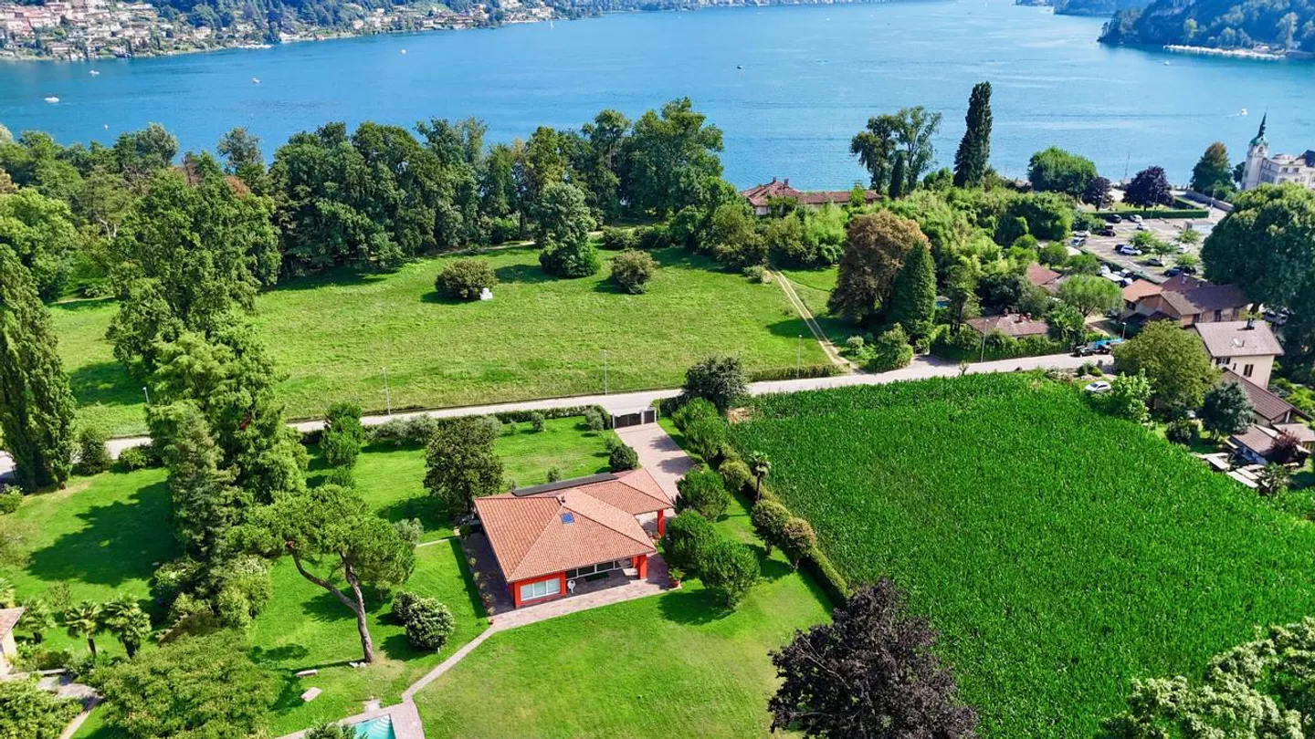 Villa in the Green between Lake Lugano and the Golf Course - Photo 1 of 7