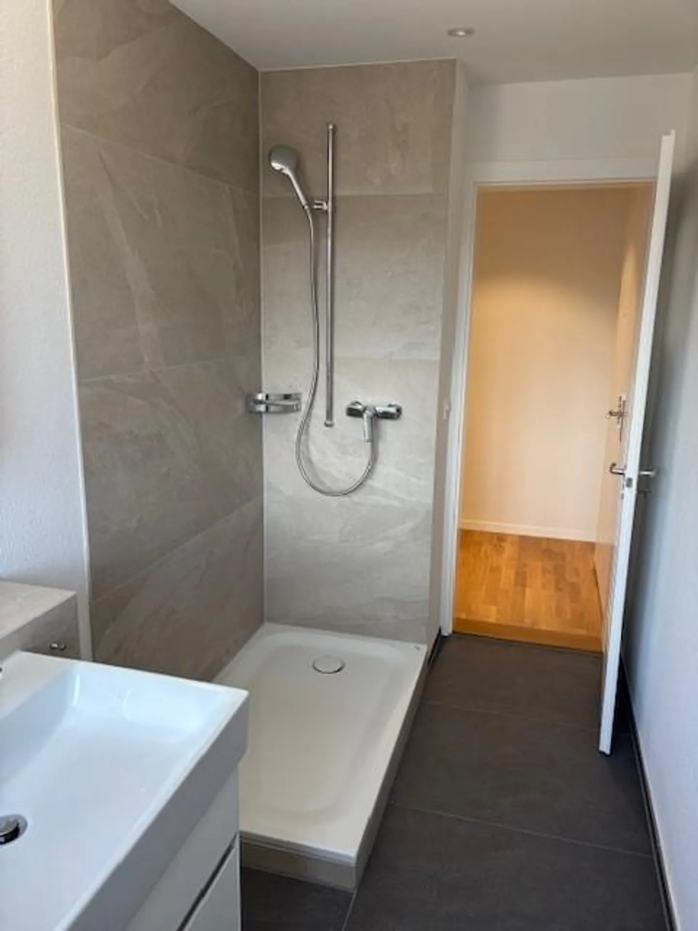 Neu sanierte Dachwohnung - Foto 3 von 9