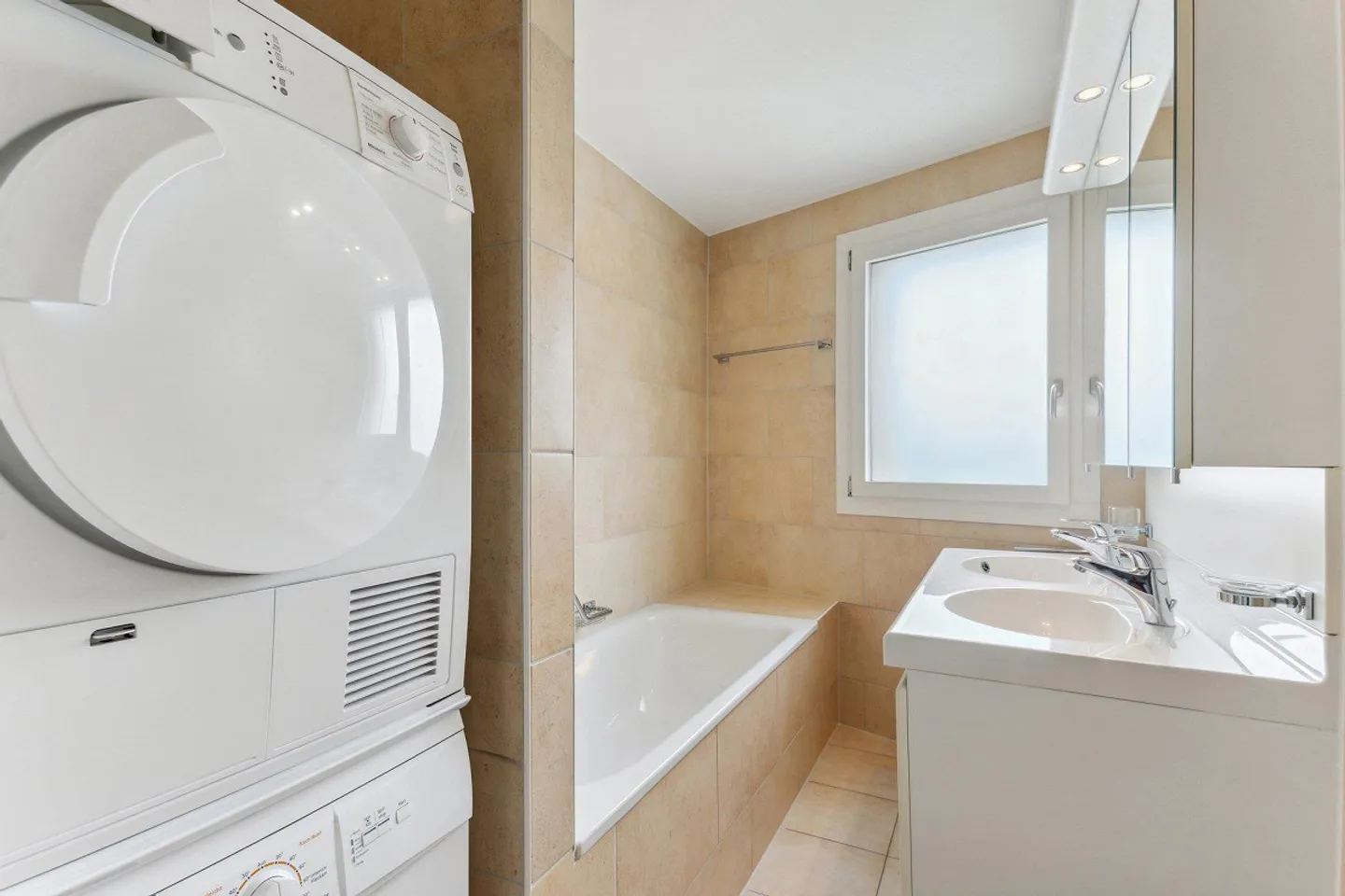 Appartement Moderne Proche Commodités - Photo 4 sur 9