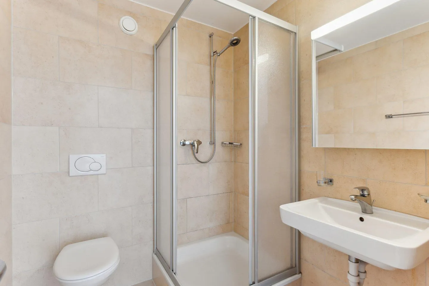 Appartement Moderne Proche Commodités - Photo 5 sur 9