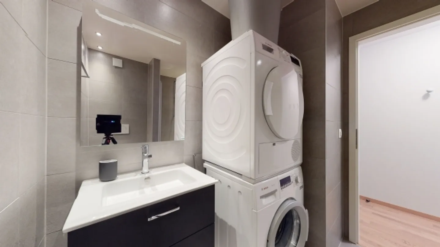 «Superbe studio meublé de luxe!» - Photo 4 sur 8