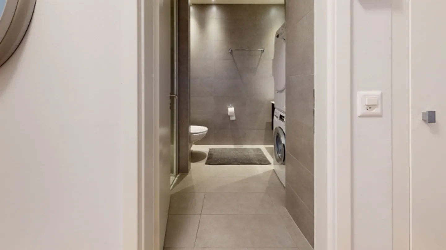 «Superbe studio meublé de luxe!» - Photo 5 sur 8