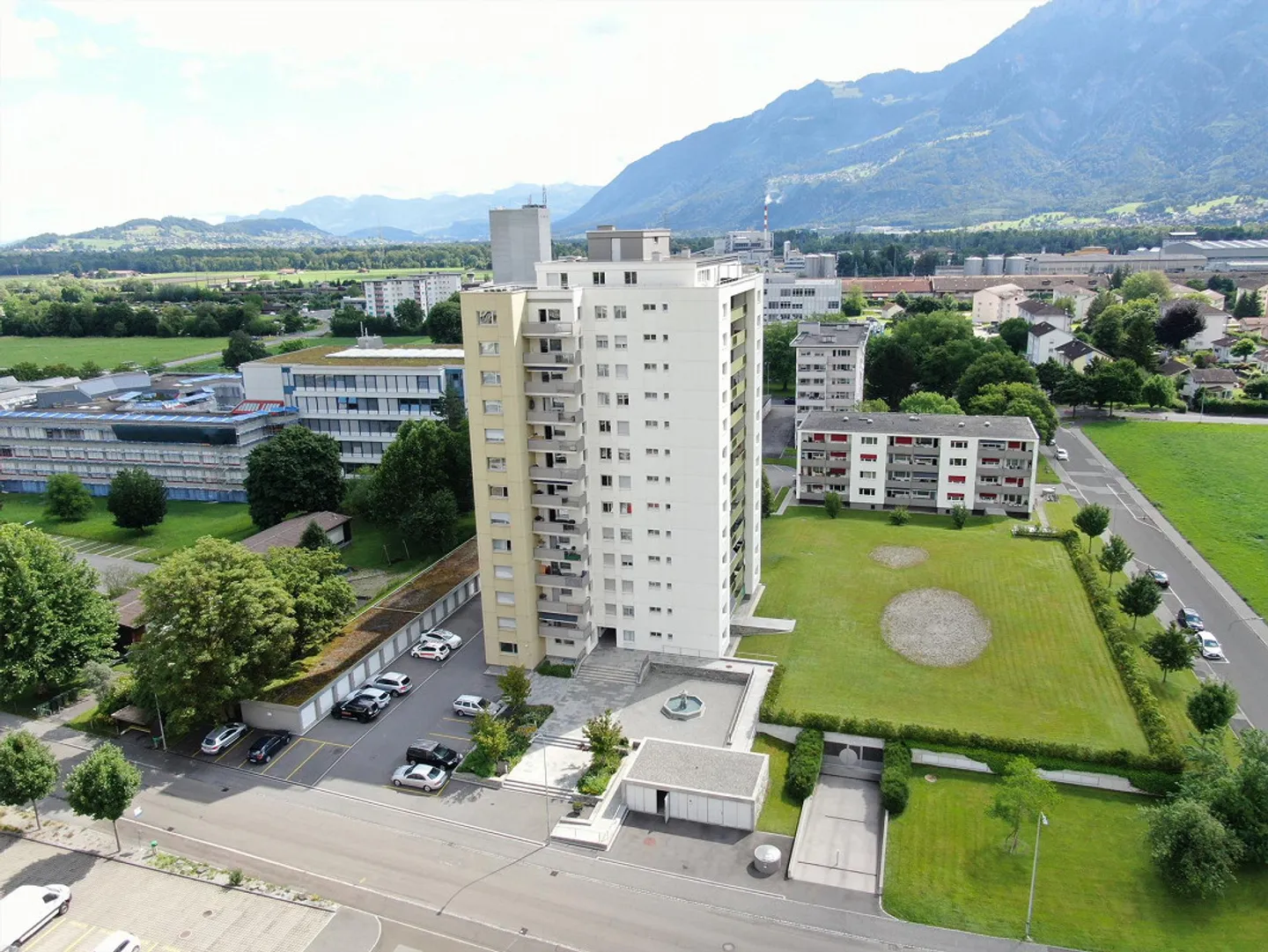 Appartement confortable de 3,5 pièces avec une belle vue - Photo 1 sur 23