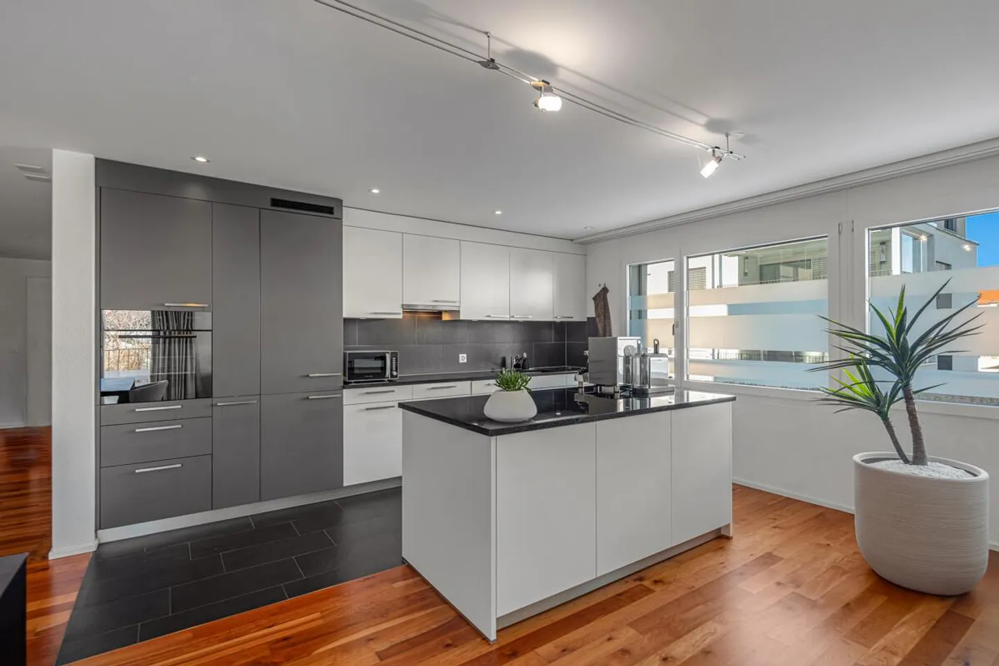 Appartamento moderno e elegante di 4,5 stanze con balcone - Foto 3 di 16