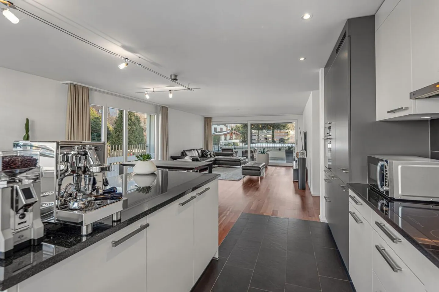 Appartamento moderno e elegante di 4,5 stanze con balcone - Foto 4 di 16