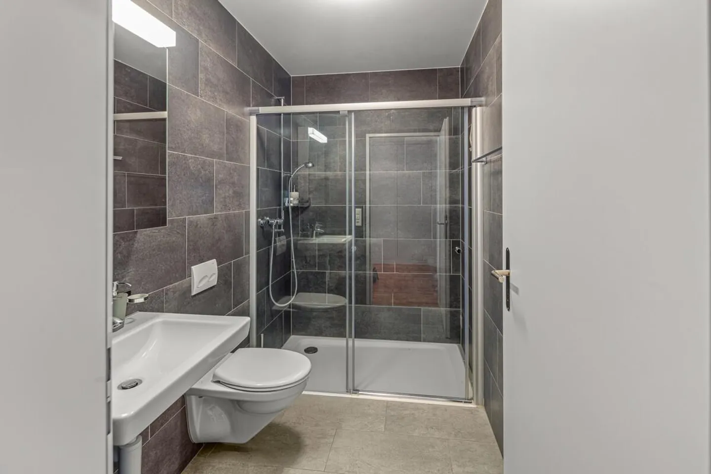 Appartamento moderno e elegante di 4,5 stanze con balcone - Foto 9 di 16