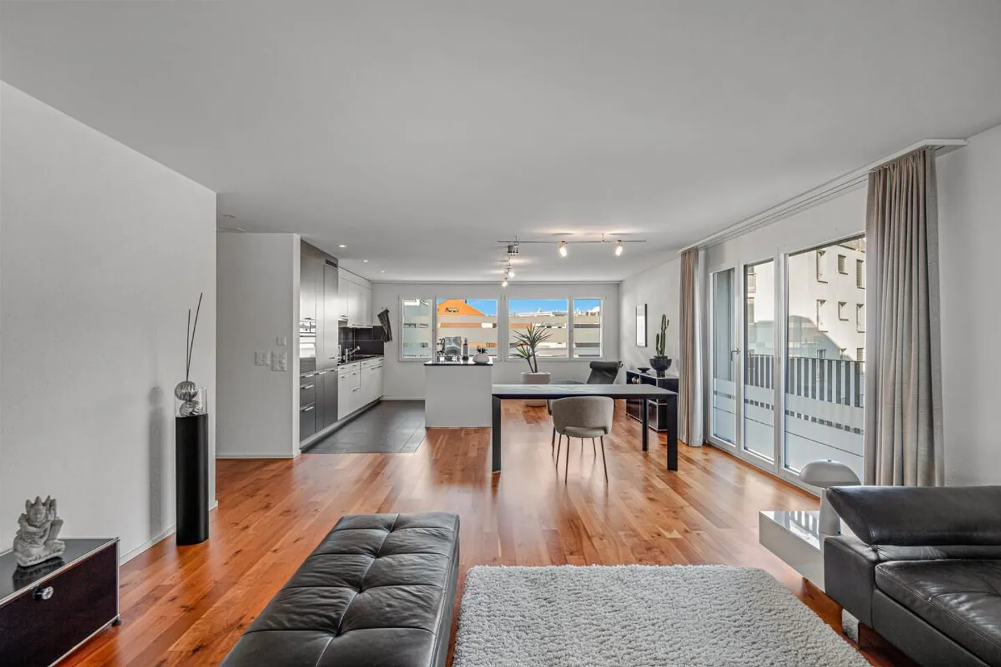 Appartamento moderno e elegante di 4,5 stanze con balcone - Foto 1 di 16