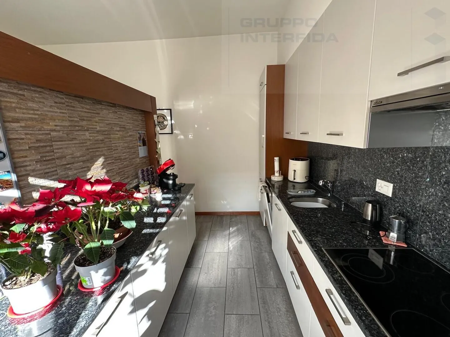 3.5 ZIMMER IN EINER DIENSTLEISTUNGSZONE - Foto 5 von 11