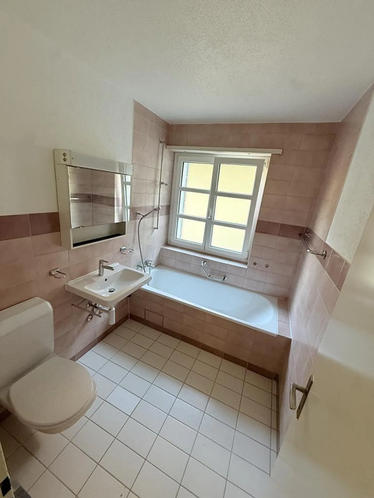 1 Mois de Loyer Gratuit pour le Bel Appartement Spacieux à Laufen - Photo 4 sur 10