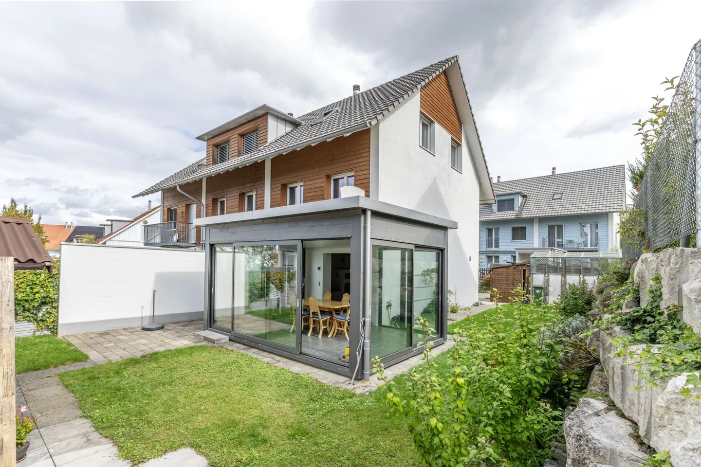 5.5-Zimmer-Doppeleinfamilienhaus in Hettlingen an ruhiger Lage mit Garagenplatz und beheiztem Wintergarten - Foto 1 di 29