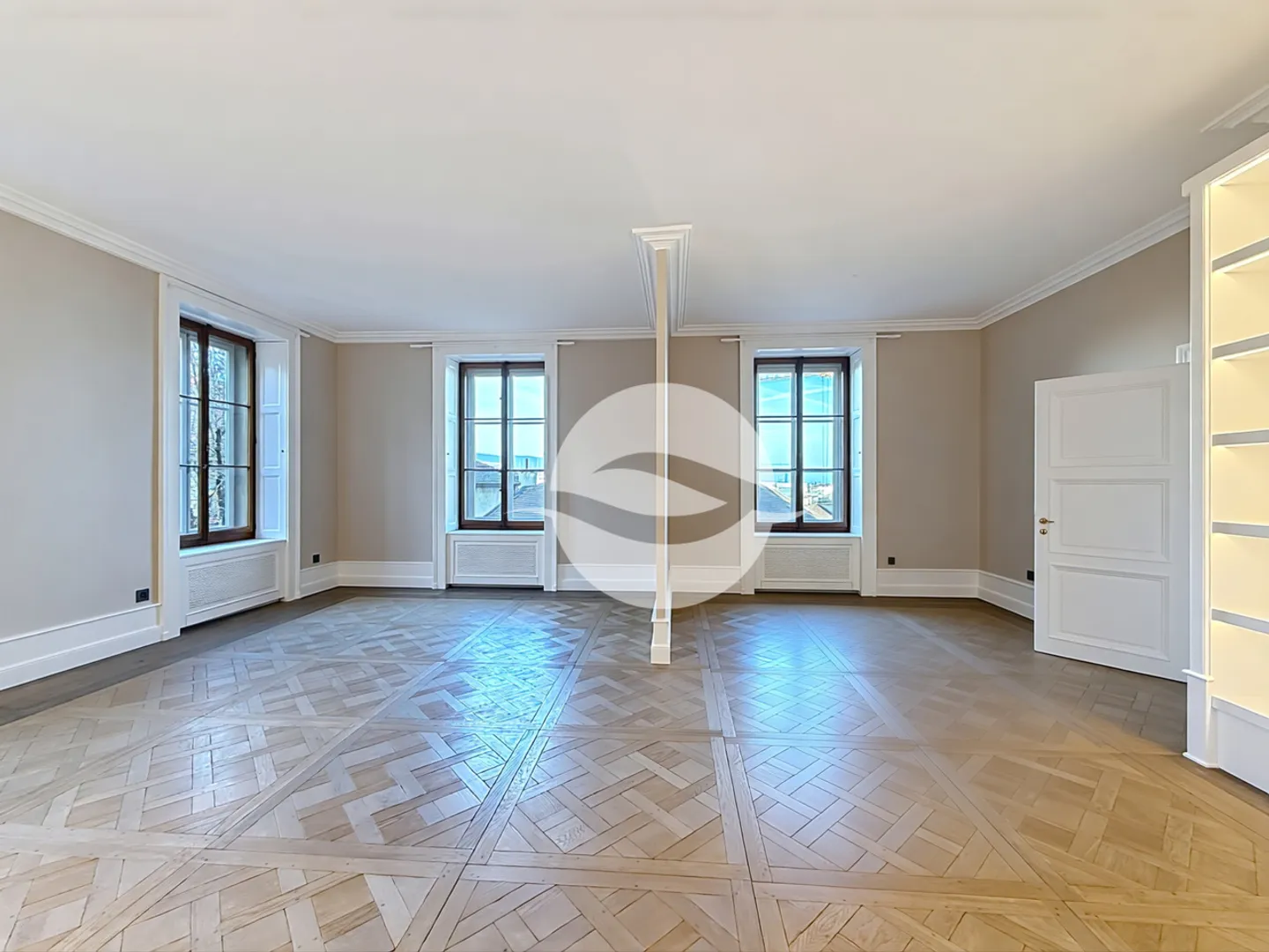 Sublime renovated 6-room apartment nestled in the heart of the Old Town - Photo 2 of 9