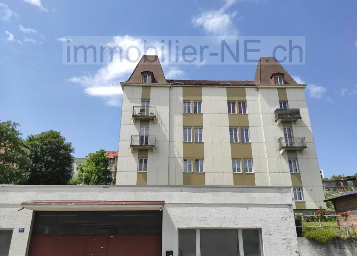 Ertragsgebäude mit 9 Wohnungen, 1 Werkstatt und 8 Garagen - Foto 1 von 10