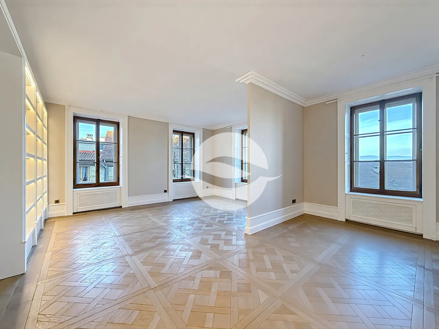 Sublime renovated 6-room apartment nestled in the heart of the Old Town - Photo 3 of 9