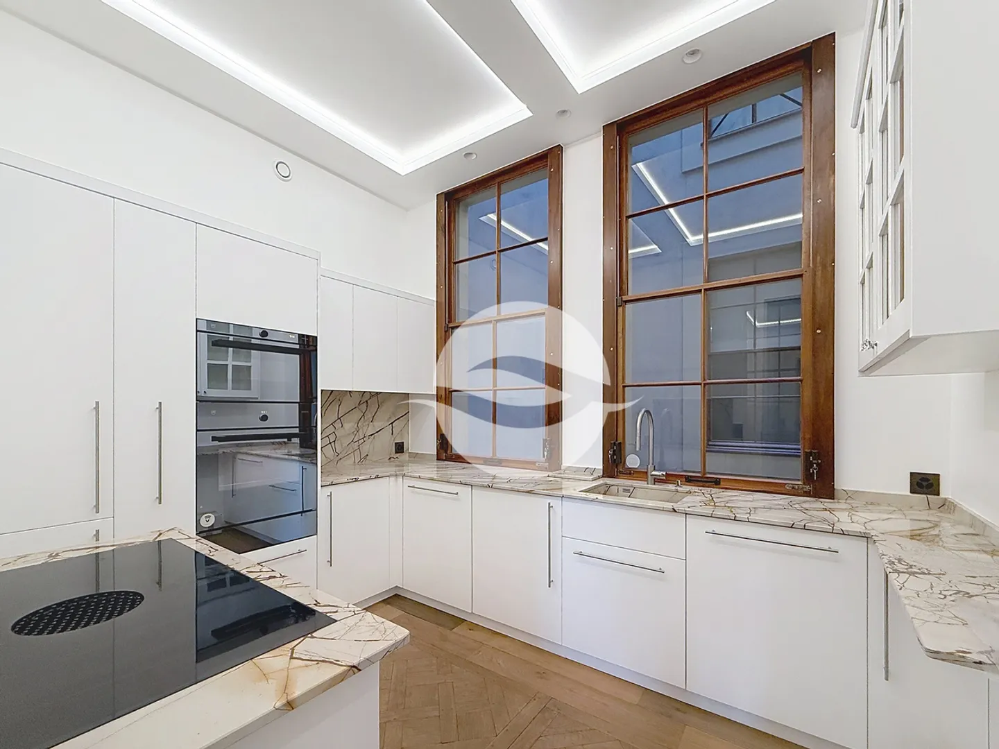 Sublime renovated 6-room apartment nestled in the heart of the Old Town - Photo 4 of 9