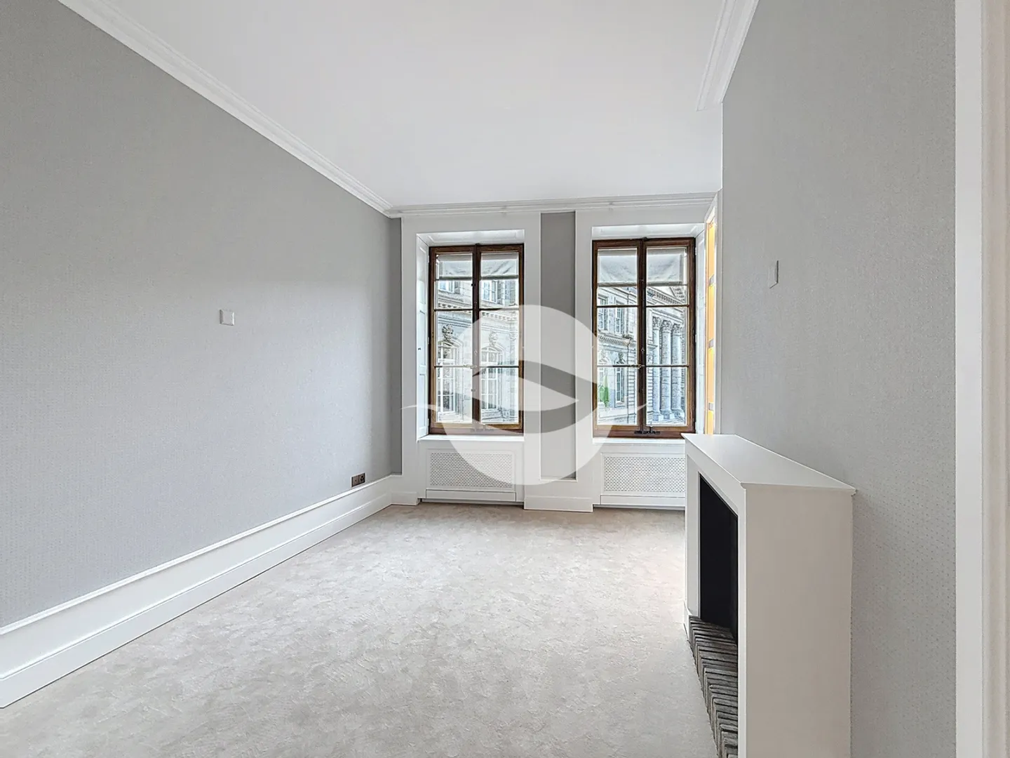 Sublime renovated 6-room apartment nestled in the heart of the Old Town - Photo 6 of 9
