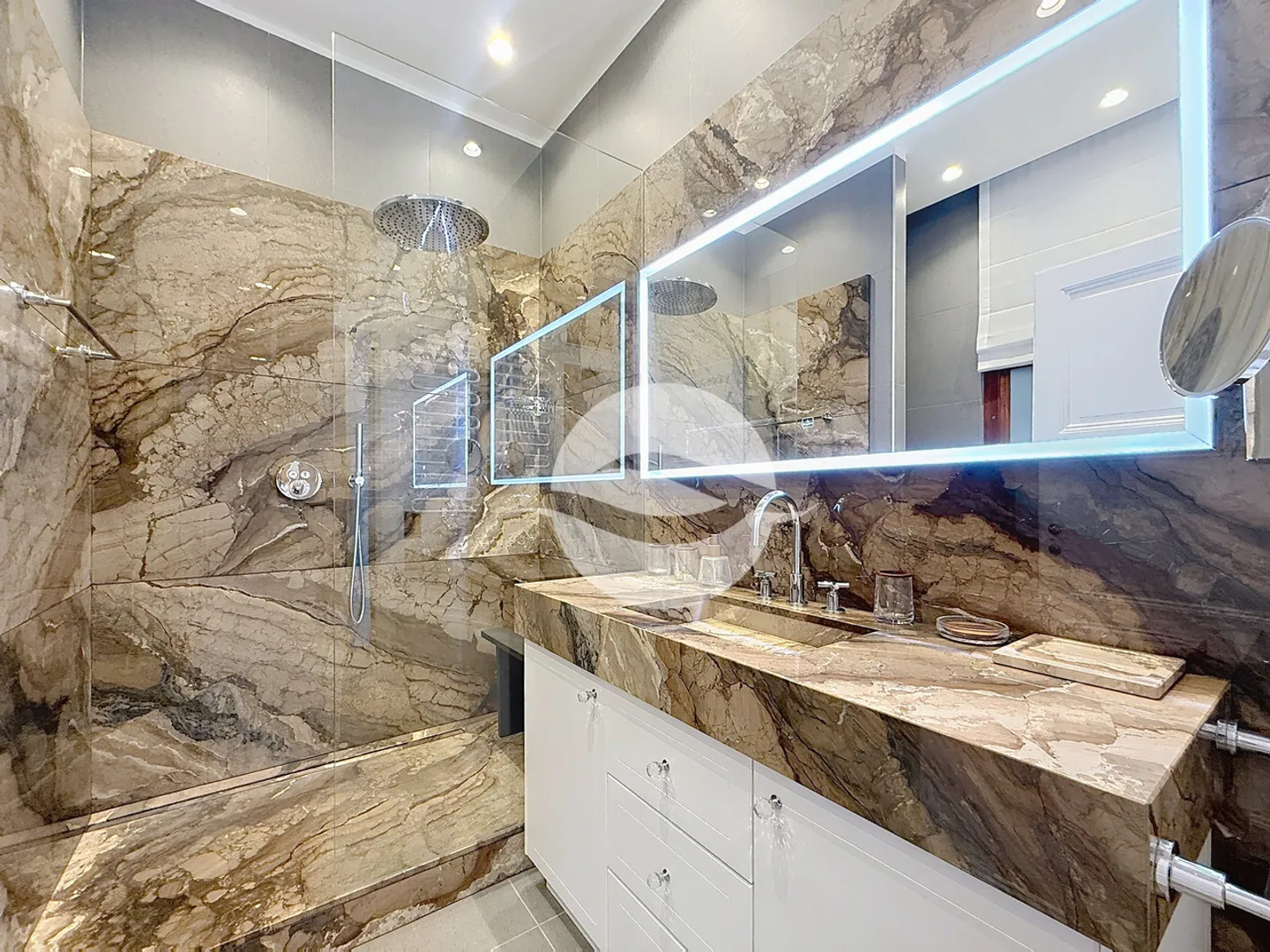 Sublime renovated 6-room apartment nestled in the heart of the Old Town - Photo 8 of 9