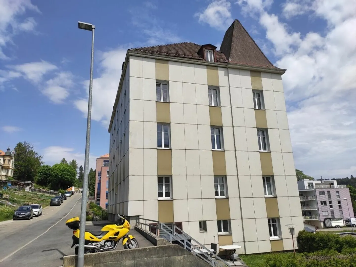 Ertragsgebäude mit 9 Wohnungen, 1 Werkstatt und 8 Garagen - Foto 2 von 10