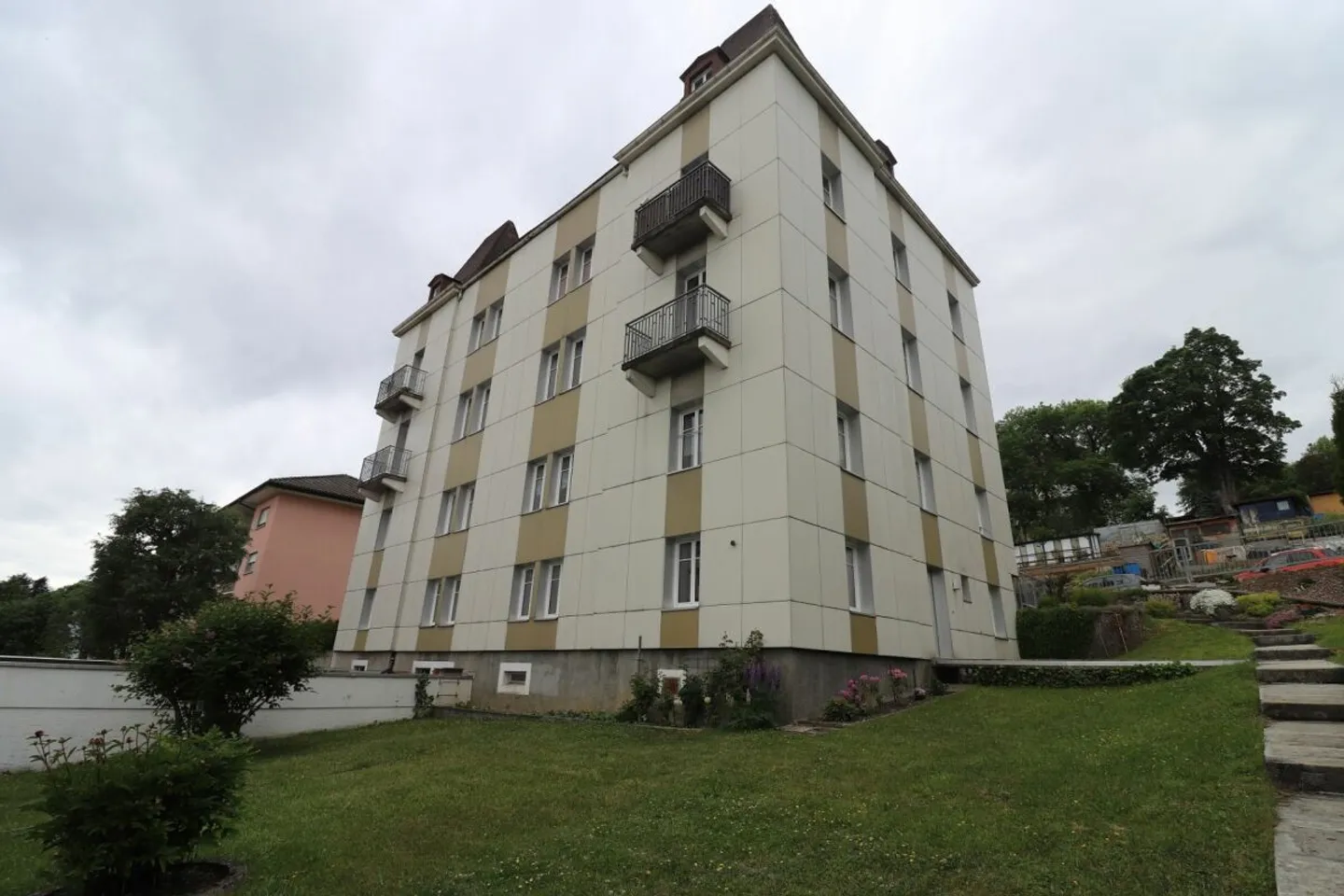 Ertragsgebäude mit 9 Wohnungen, 1 Werkstatt und 8 Garagen - Foto 3 von 10