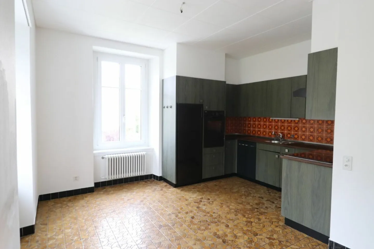 Ertragsgebäude mit 9 Wohnungen, 1 Werkstatt und 8 Garagen - Foto 4 von 10