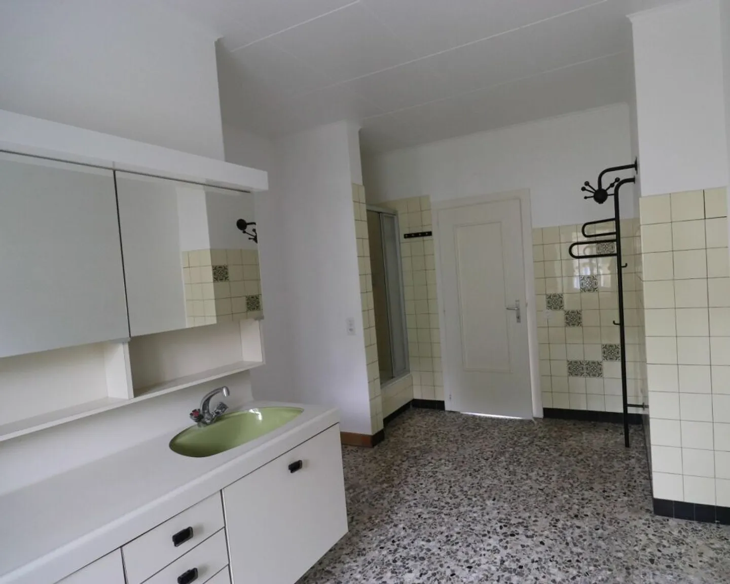 Ertragsgebäude mit 9 Wohnungen, 1 Werkstatt und 8 Garagen - Foto 5 von 10