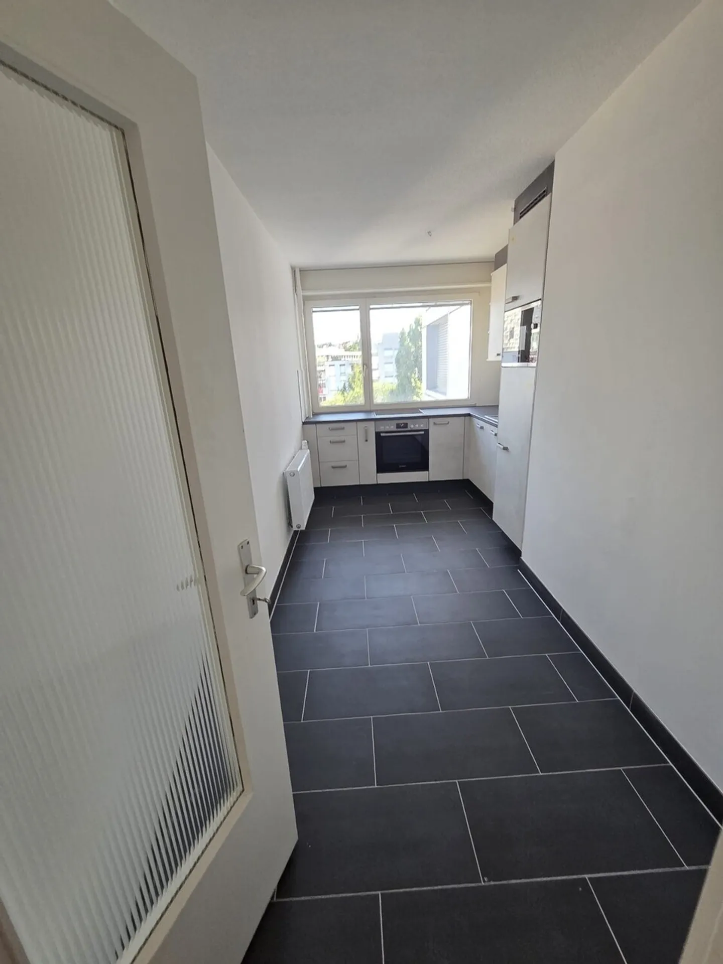 In the center of Malley, splendid renovated apartment with balcony and view - Photo 2 of 5