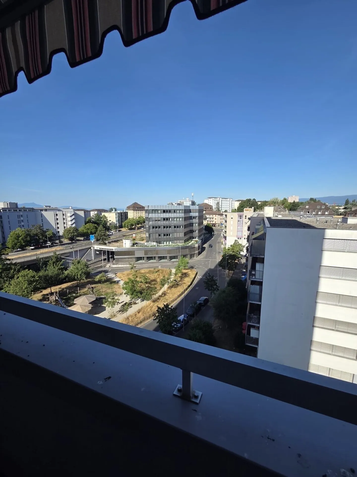 In the center of Malley, splendid renovated apartment with balcony and view - Photo 1 of 5