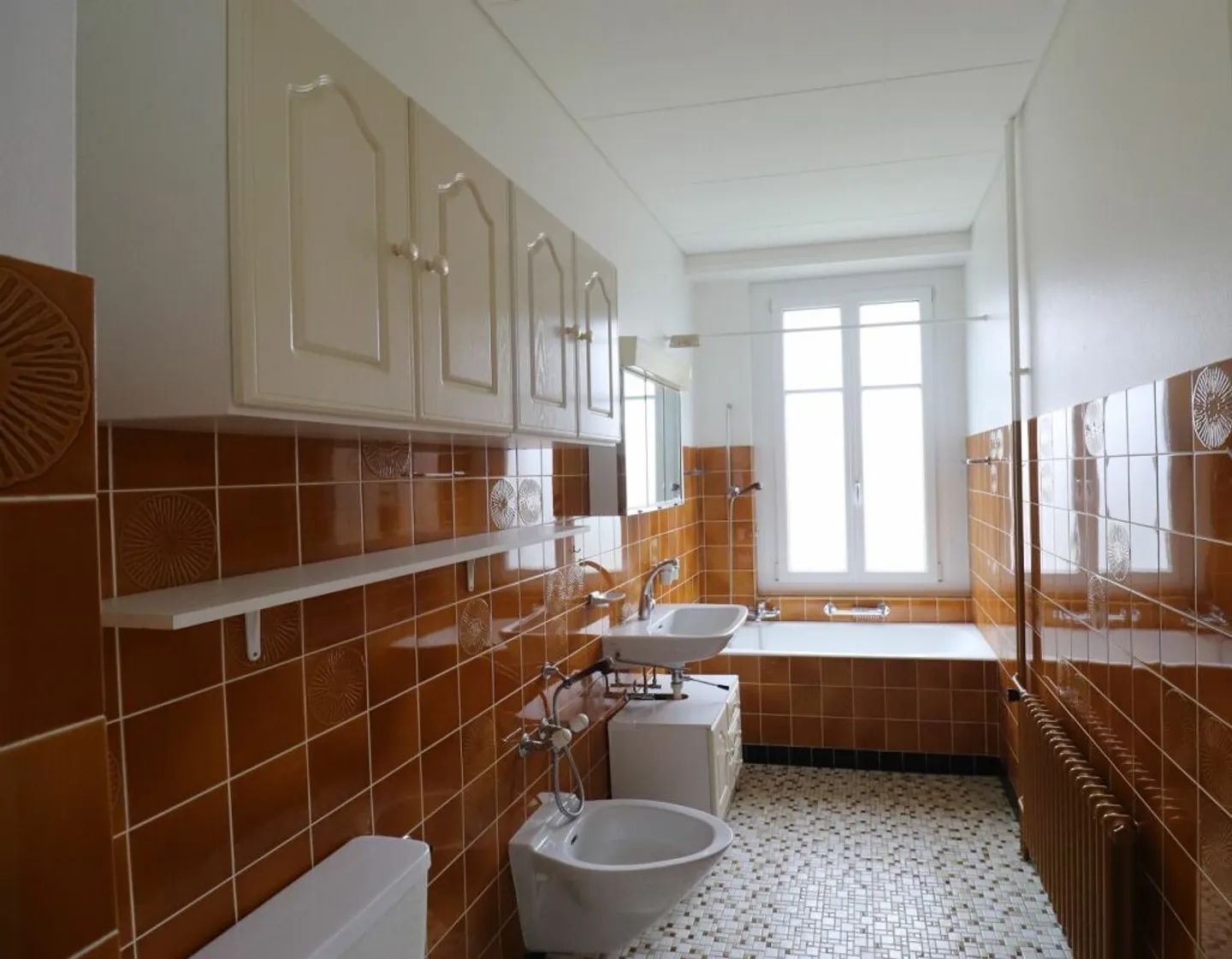 Ertragsgebäude mit 9 Wohnungen, 1 Werkstatt und 8 Garagen - Foto 6 von 10