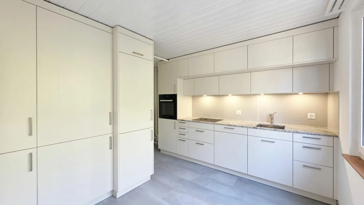 Occasione unica - Casa bifamiliare ristrutturata con stile in una posizione residenziale privilegiata - Foto 3 di 20