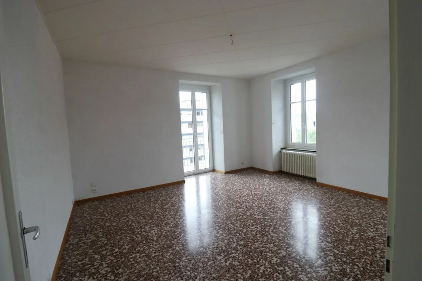 Ertragsgebäude mit 9 Wohnungen, 1 Werkstatt und 8 Garagen - Foto 8 von 10