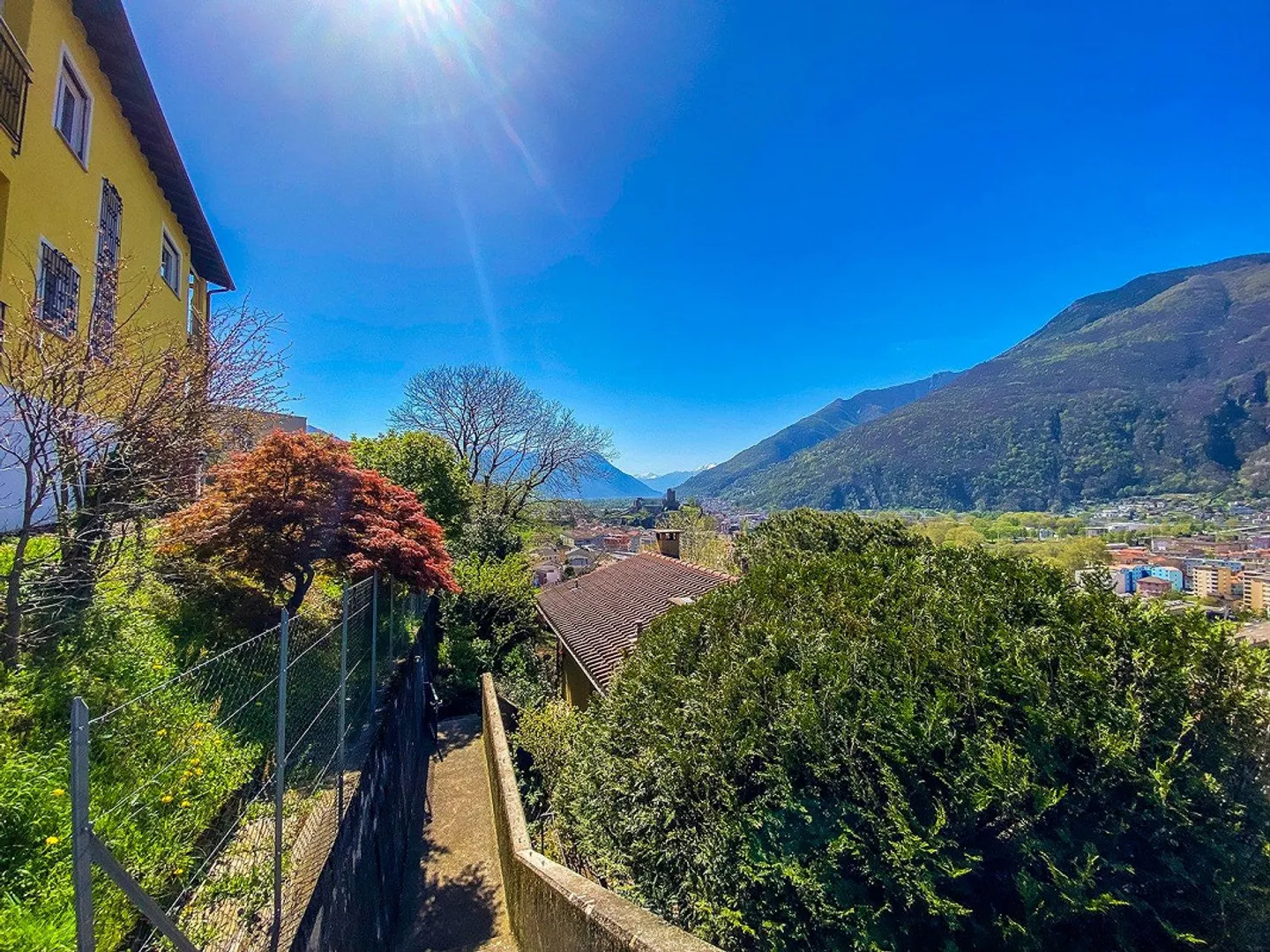 Grande casa unifamiliare con giardino e vista sui castelli di Bellinzona - Foto 4 di 13