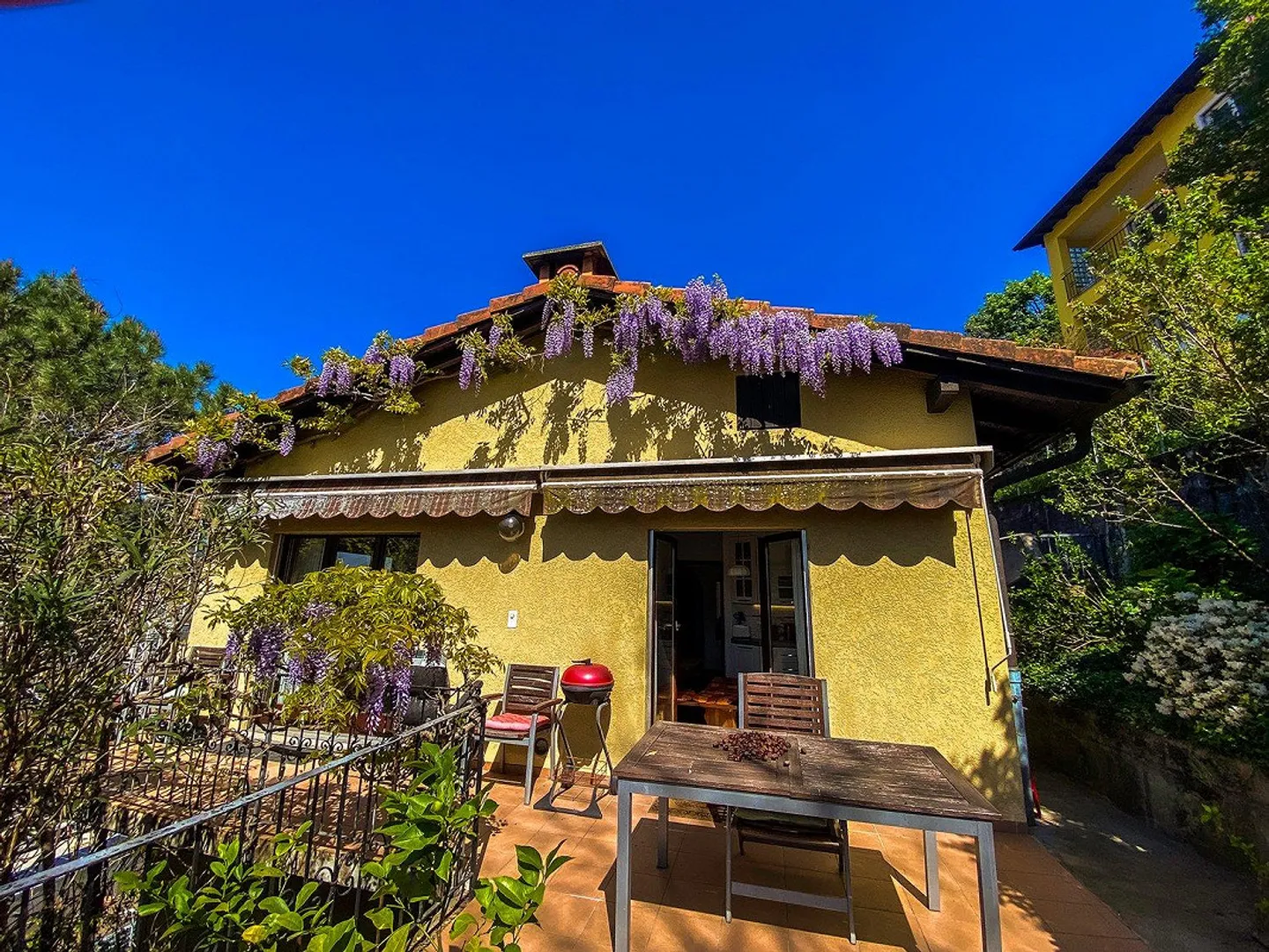 Grande casa unifamiliare con giardino e vista sui castelli di Bellinzona - Foto 5 di 13
