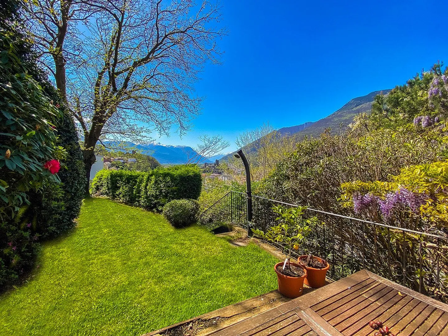 Grande casa unifamiliare con giardino e vista sui castelli di Bellinzona - Foto 2 di 13