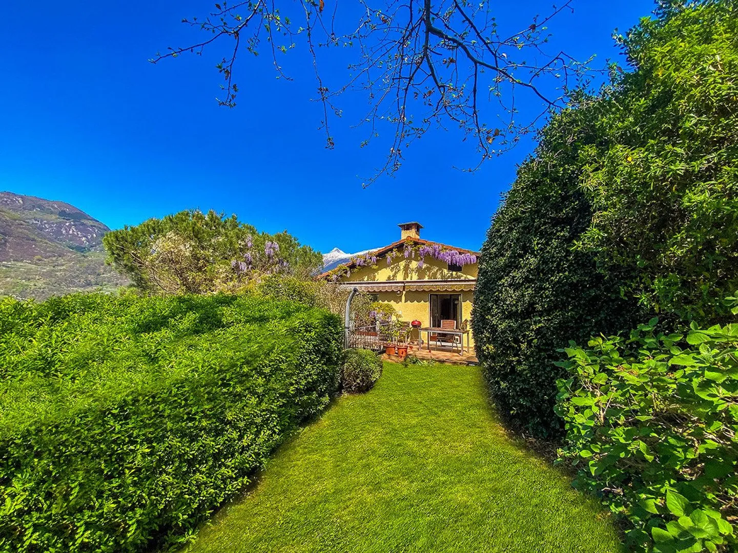 Grande casa unifamiliare con giardino e vista sui castelli di Bellinzona - Foto 3 di 13