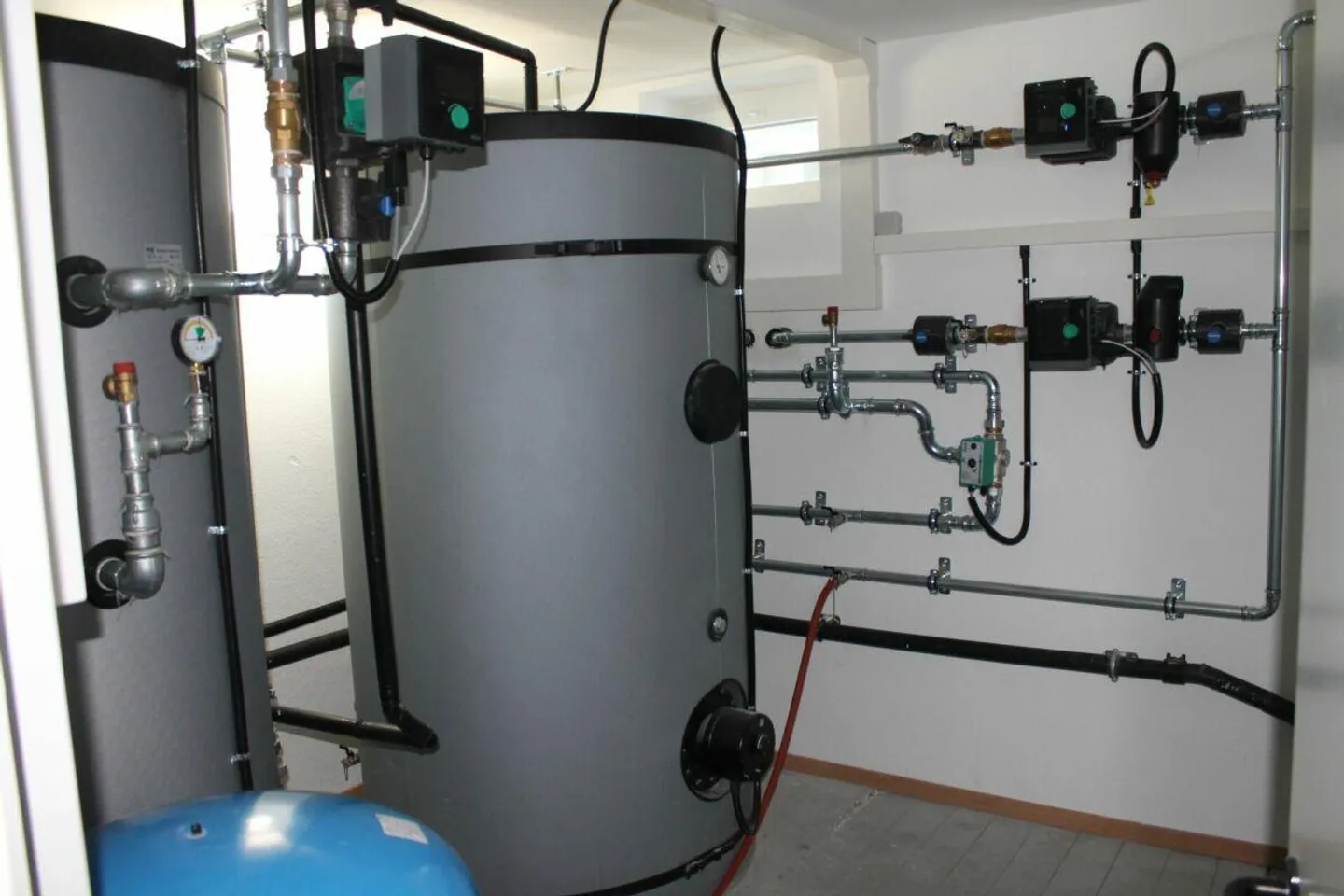 Solid construction, attractive rental potential, minimal effort - Photo 7 of 8