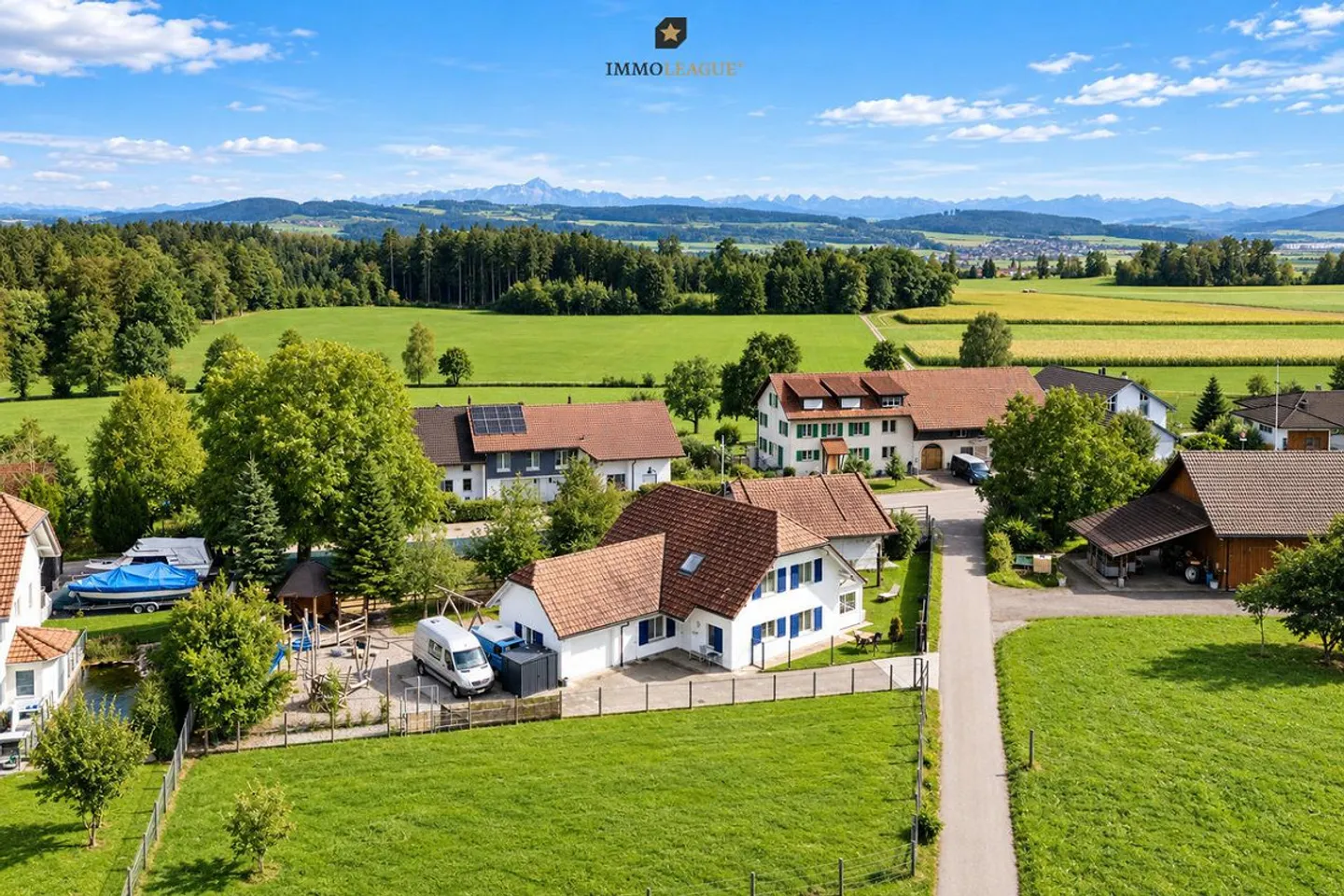 Your dream of country living: Exclusive country house with horse stable & space. - Photo 1 of 9