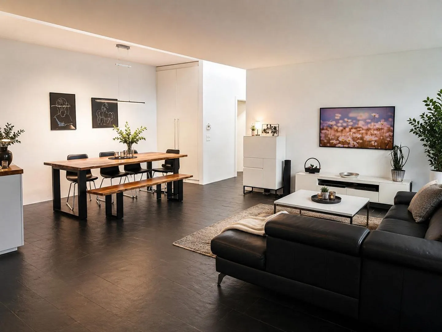 Exclusive and light-flooded apartment in a privileged location - Photo 4 of 13