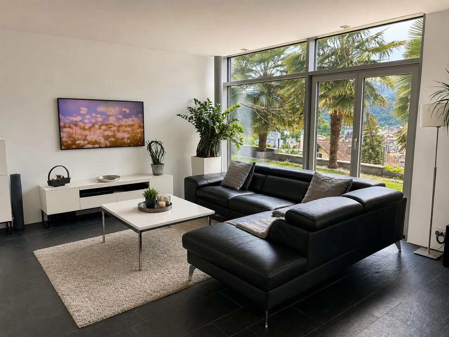 Exclusive and light-flooded apartment in a privileged location - Photo 5 of 13