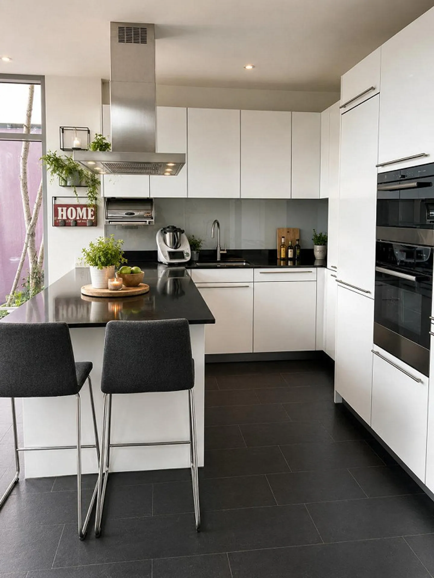 Exclusive and light-flooded apartment in a privileged location - Photo 8 of 13
