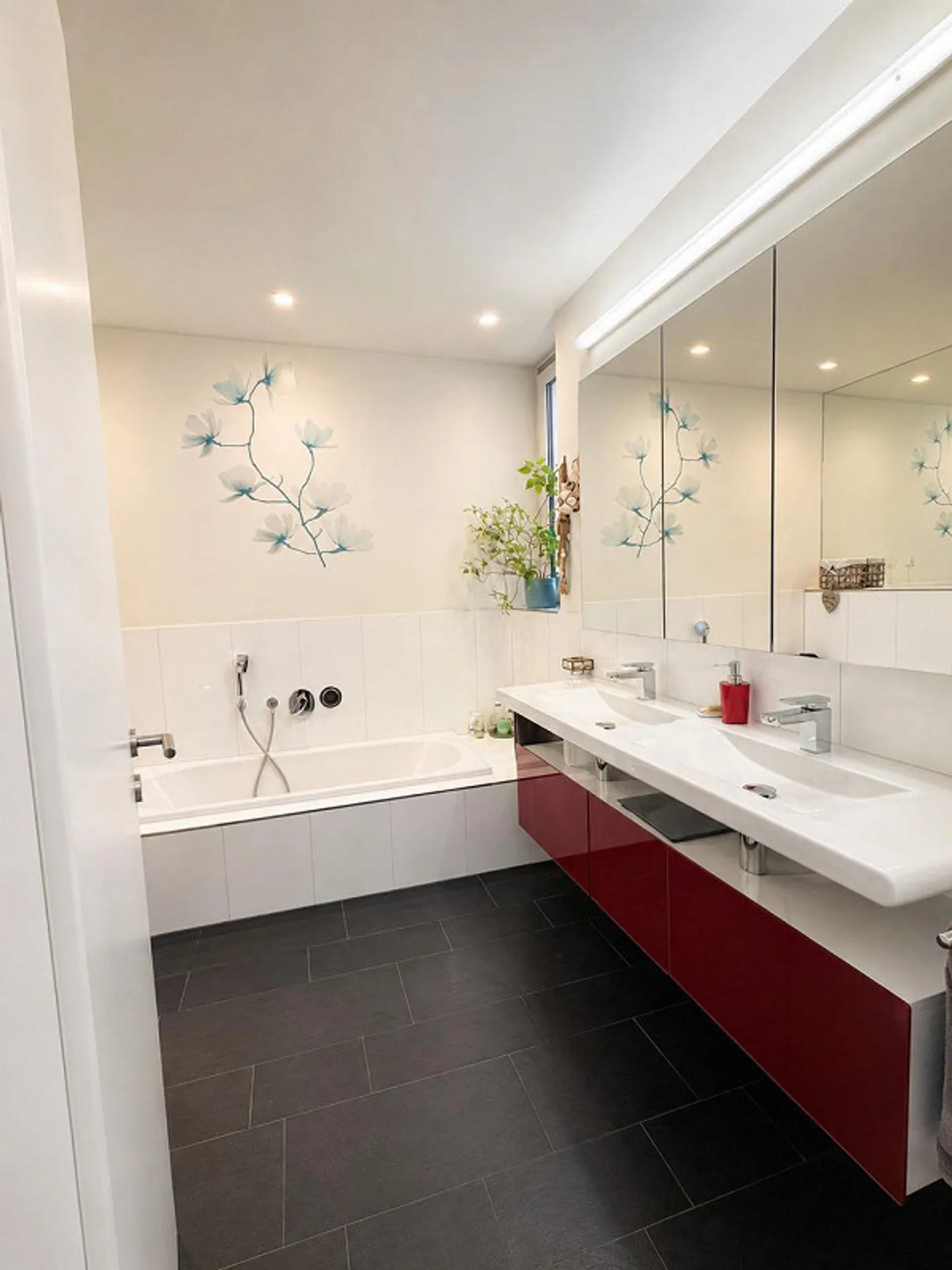 Exclusive and light-flooded apartment in a privileged location - Photo 10 of 13