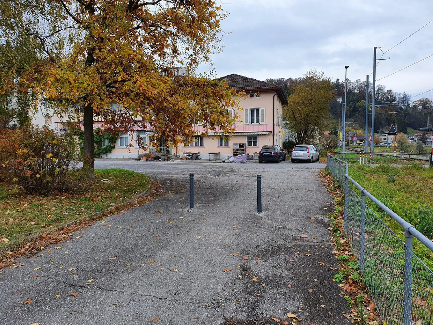 Parking space for vehicles directly at Au SG train station - Photo 2 of 4