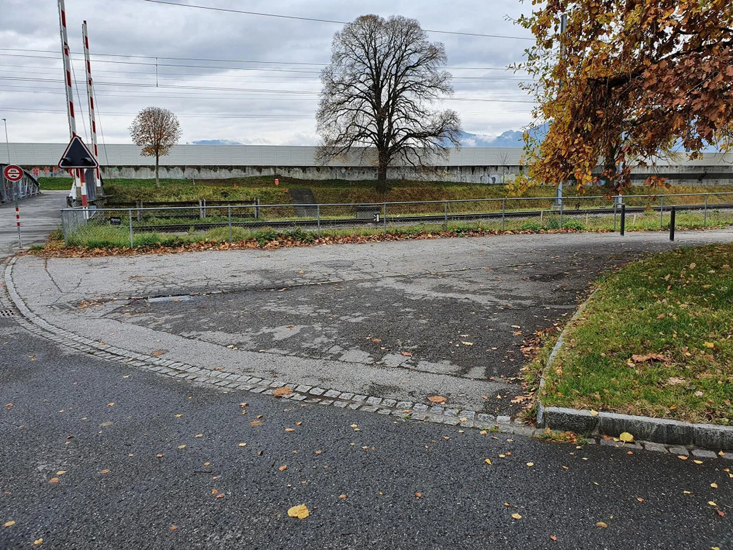 Parking space for vehicles directly at Au SG train station - Photo 4 of 4