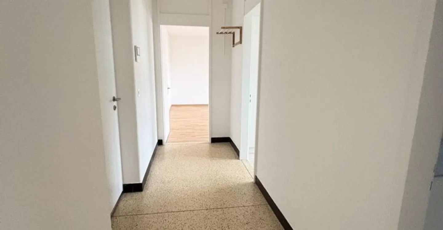 2.5 Room Apartment with Spacious Balcony in Biel-Bienne - Photo 4 of 8